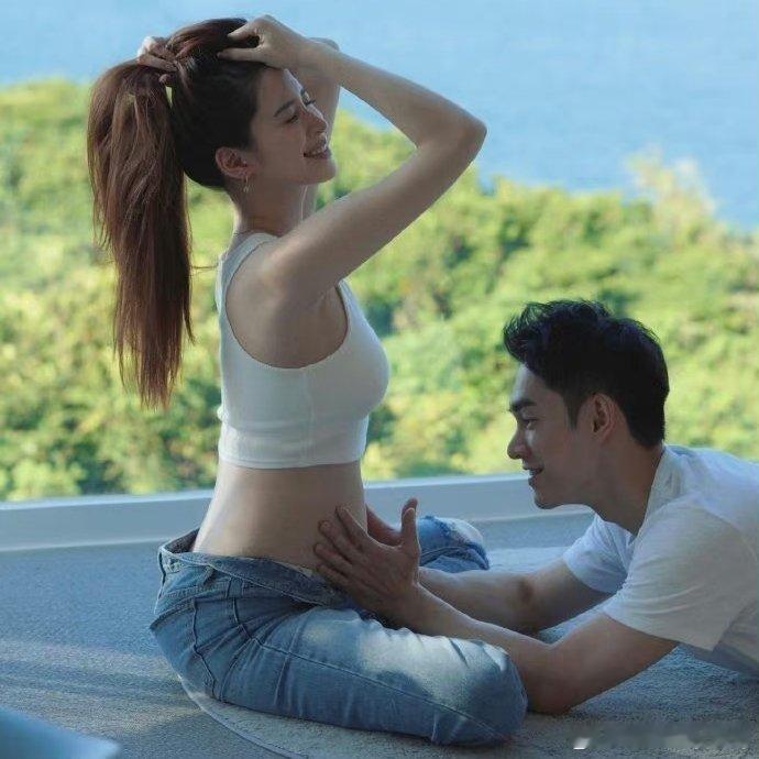 欧阳妮妮晒孕肚照，欧阳娜娜留言暖心互动！9月14日，欧阳妮妮在社交平台分享一组孕