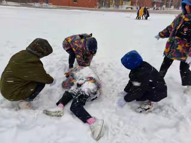医生提醒：冰雪天摔倒后切勿随意移动
随着冬季的到来，冰雪覆盖的街道成为许多城市的