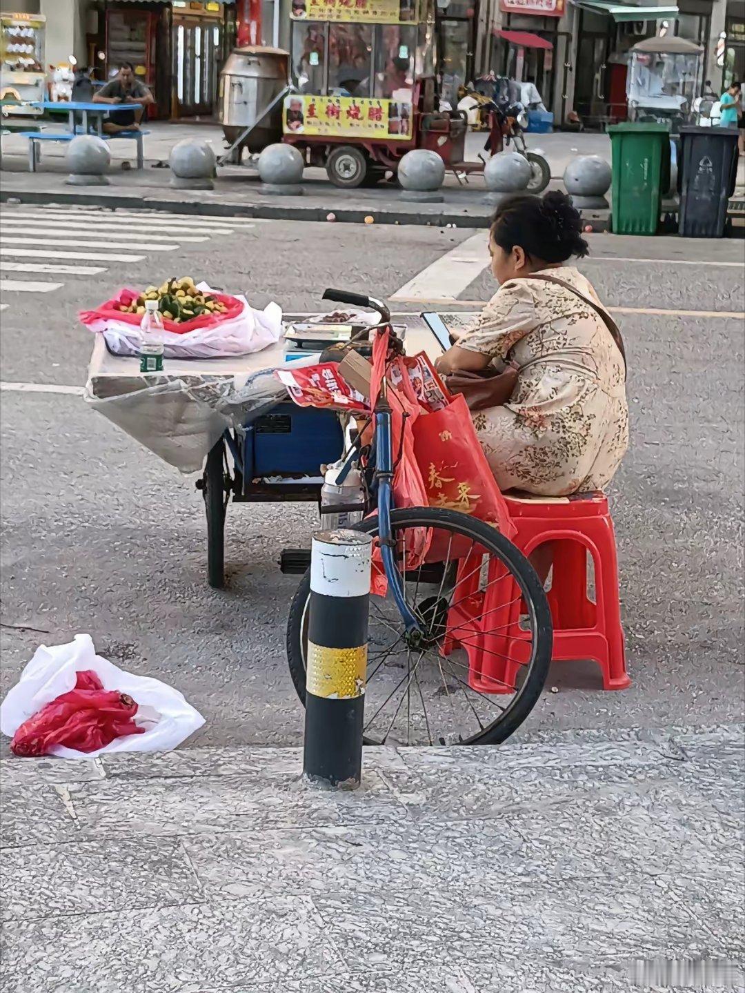 我很好奇就她这个摊，一天能赚多少钱？水果也就两三样，几颗枣，几串葡萄，大热天的，