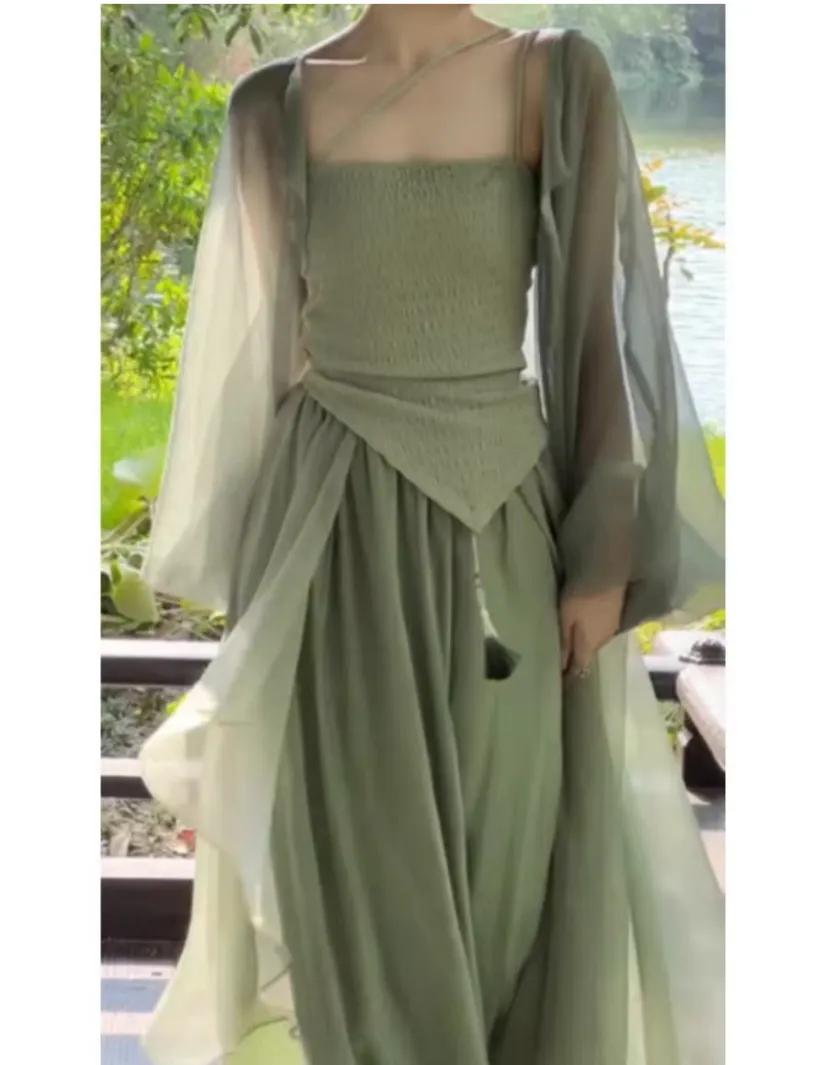 家人们初中语文老师能穿这个吗?
下个星期就好入职了，感觉自己好多衣服都不能穿了。