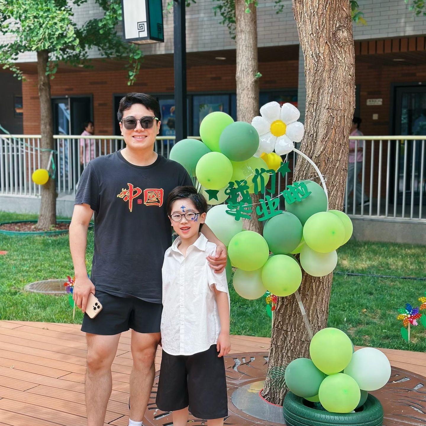 梁靖崑为儿子凉皮庆生:“生日快乐，我的小奇迹，你们和妈妈是我的整个世界。” 