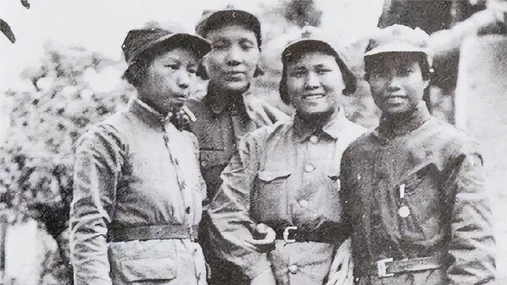 1937年，15岁女红军被敌人抓住，正要被砍头时，一名敌军官走过来，摸摸她的脸：