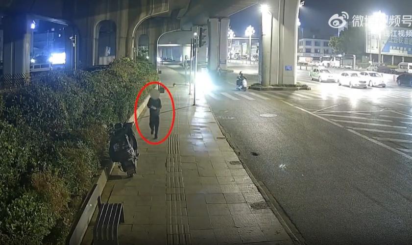 这年头小偷想发财的路子，真是五花八门，偏偏脑子是真的不大好使。
本来想偷彩票赌运