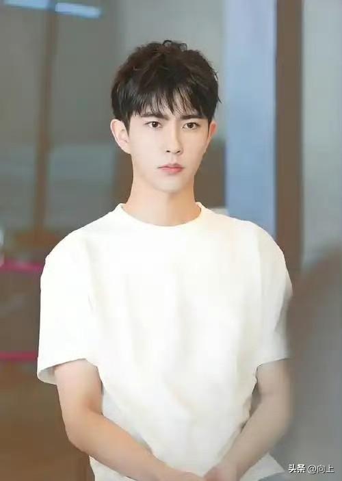 于朦胧走了，
不是因为资本打压，
也不是因为潜规则纠纷，而是因为娱乐圈“隐形生存