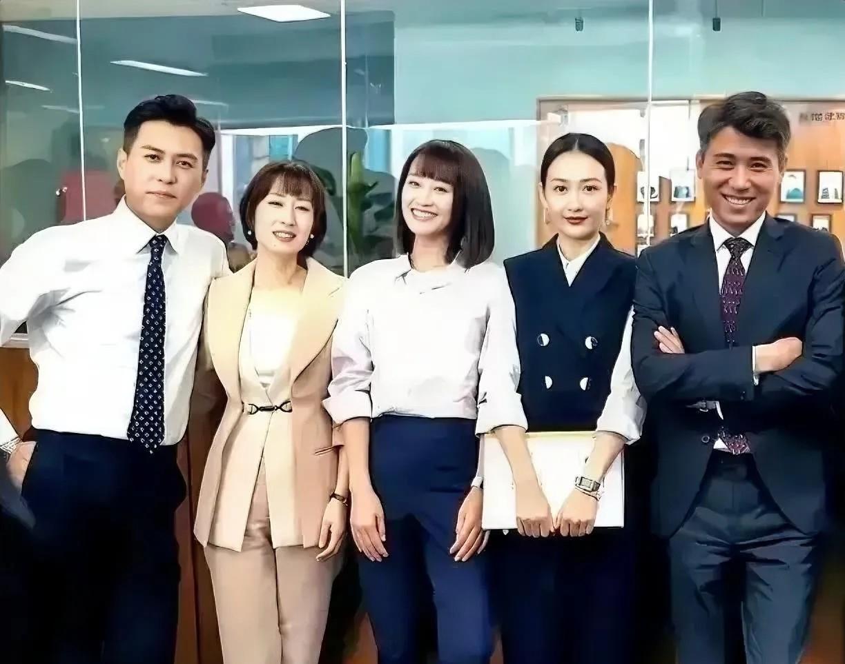 这是《精英律师》里的主要演员，靳东，刘敏涛，蓝盈莹，王鸥，李乃文，杀青时的一张合