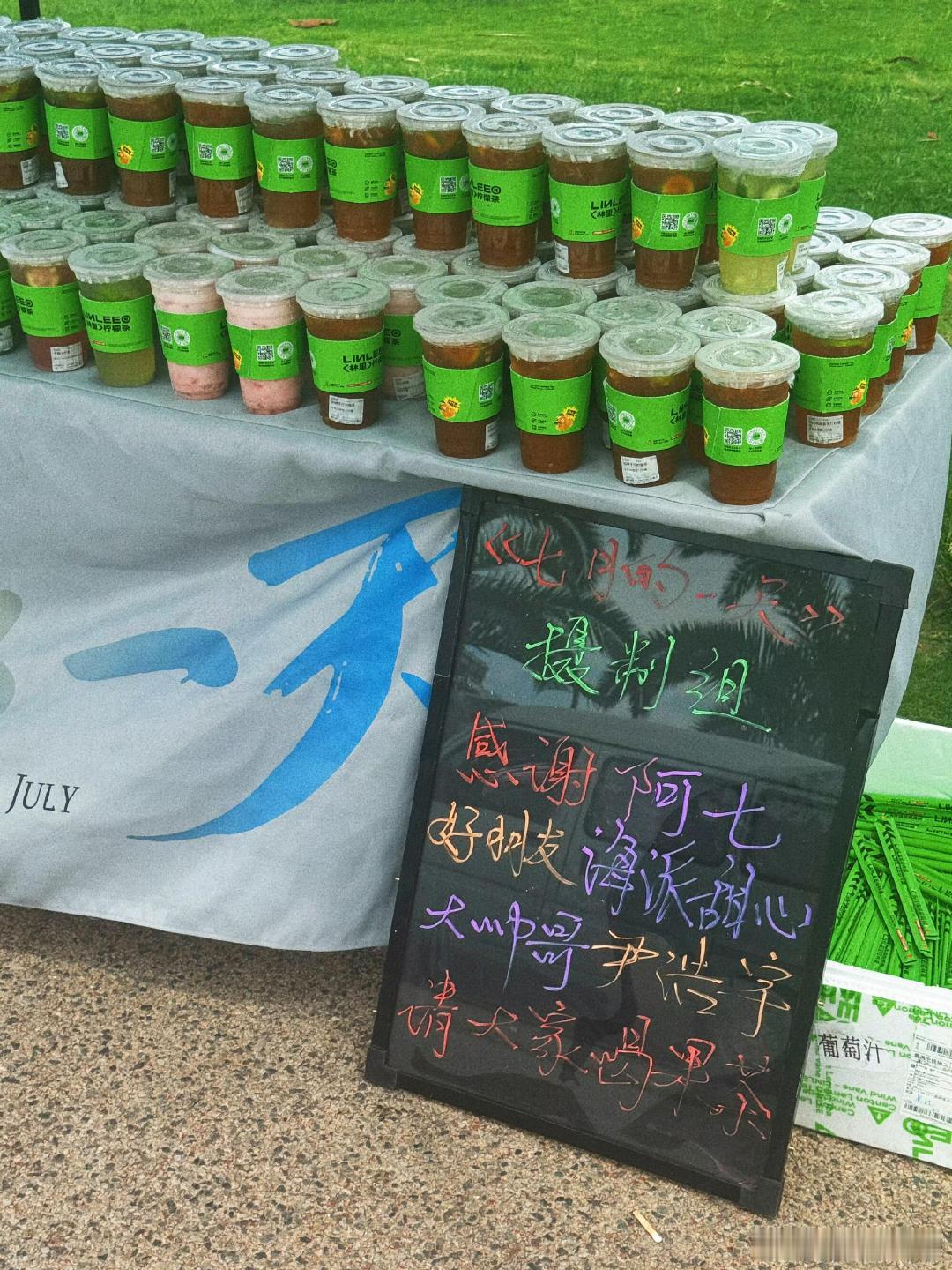 尹浩宇探班沈月 海派甜心大帅哥尹浩宇探班沈月《七月的一天》剧组，中餐厅姐弟情！尹