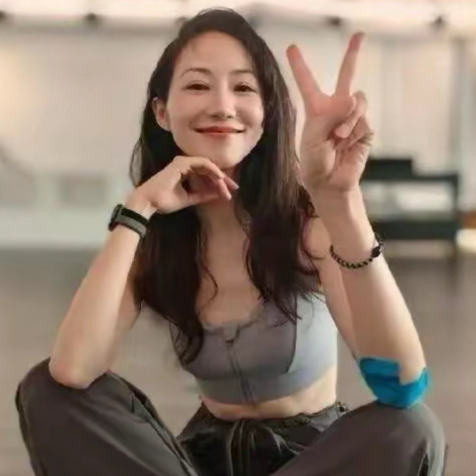 好奇怪啊，韩雪的身材看起来并不胖，但她肚子上的肉让人有些惊讶 