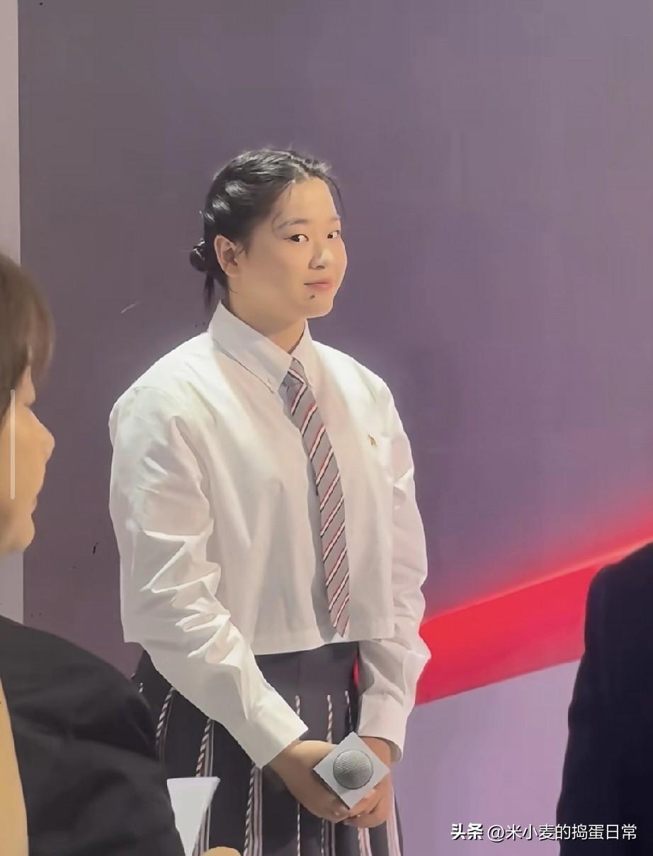 全红婵这颜值，不去娱乐圈真的亏大了！
 
看全红婵这组校园风造型，直接被可爱到心