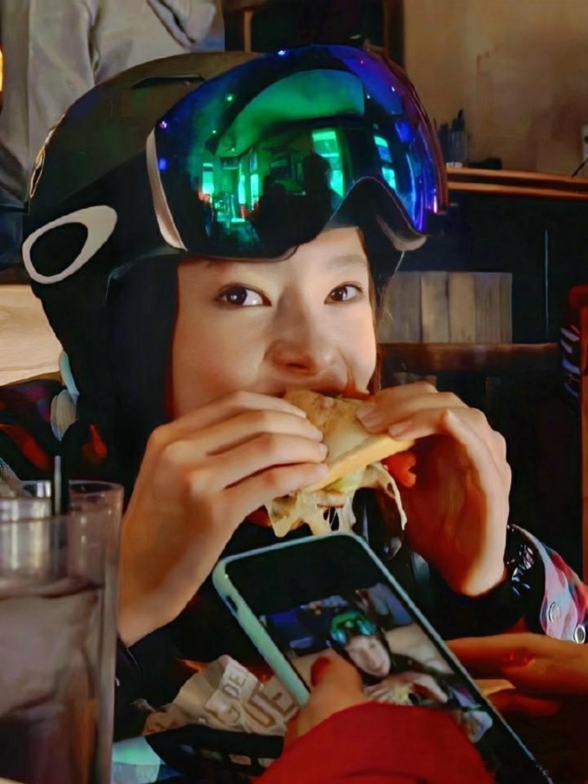 14岁的谷爱凌就认为自己是中国人 14岁谷爱凌在上海逛街时直言：“别人觉得我是老