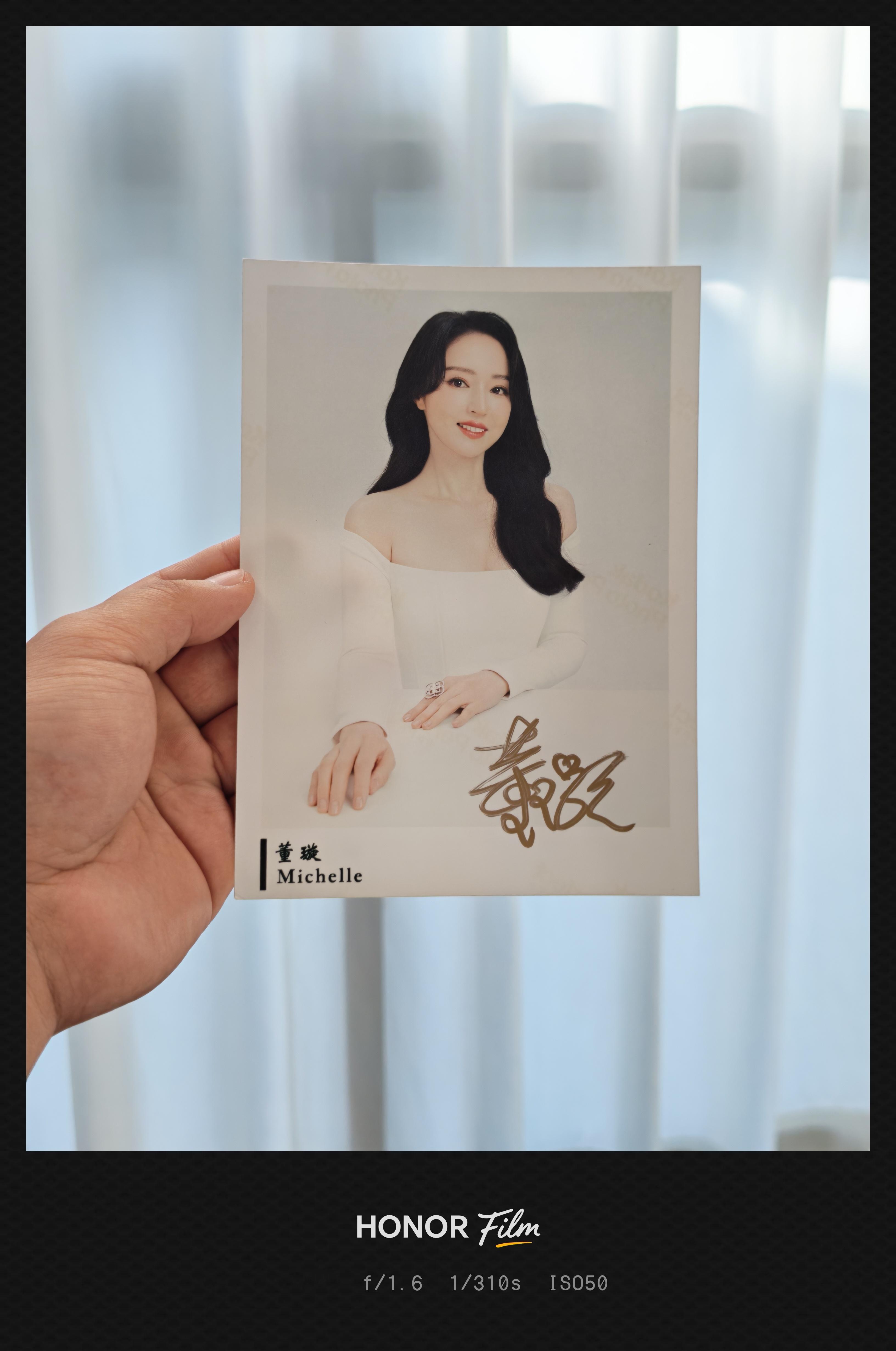 兄弟们，董璇的亲签喜欢的人多吗？ ​​​