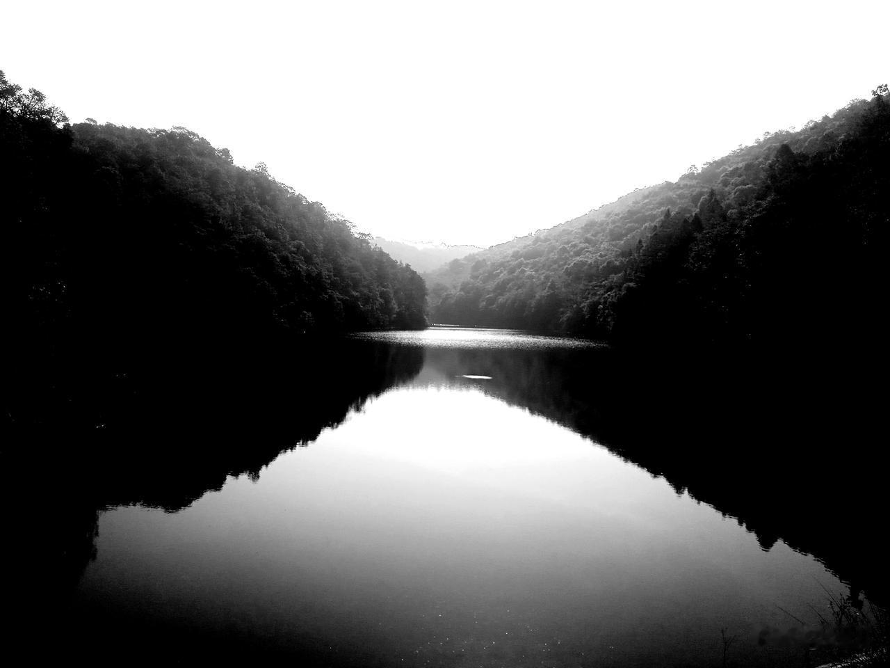 烽火岁月，彝蛮部落，烤房烧大火，烧烤小日本。烤房热腾腾，鬼子哇哇叫。几个小日本，