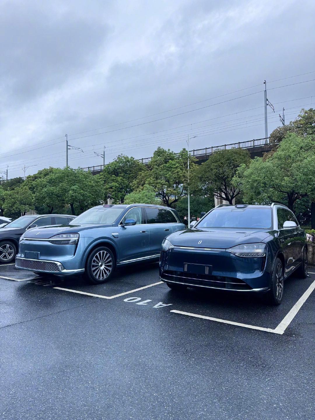 全新一代 问界M9——赛里木青和问界M9——星河蓝还得是挺胸抬头有气势