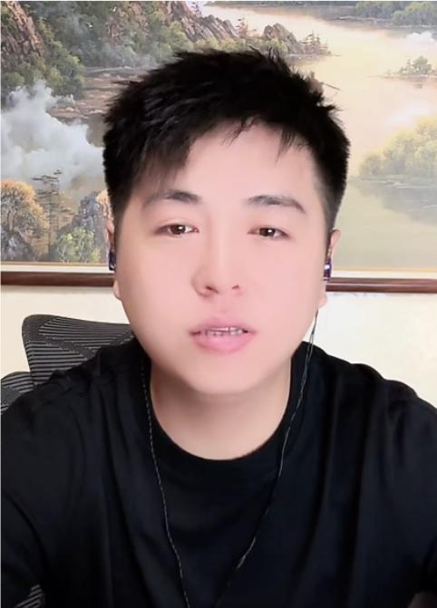 张伦巴直播时，正批评自己这边的粉丝和主播。
话刚说到一半，善良阿姨的声音突然插进