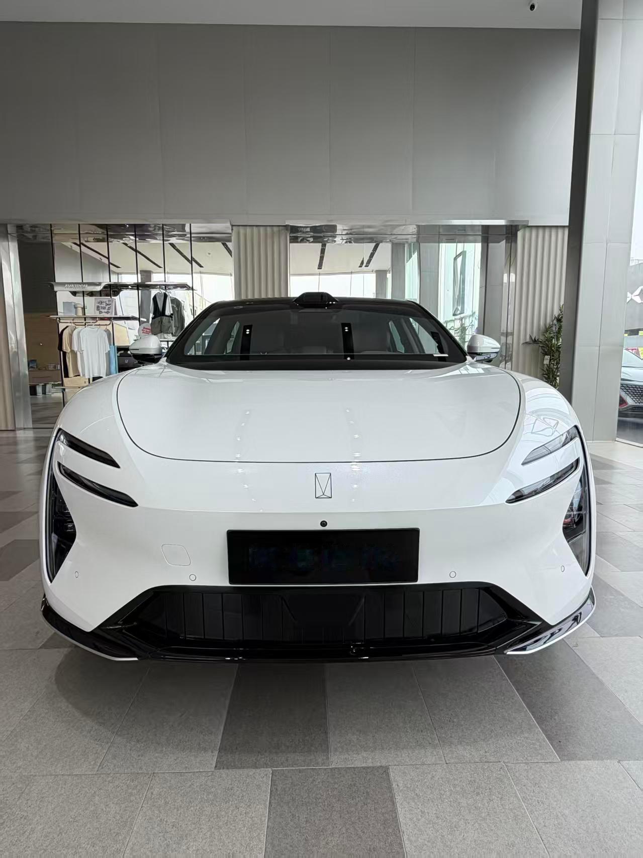 猎装造型线条真流畅，风阻系数低。华为ADS辅助驾驶在高速上很省心，推背感说来就来