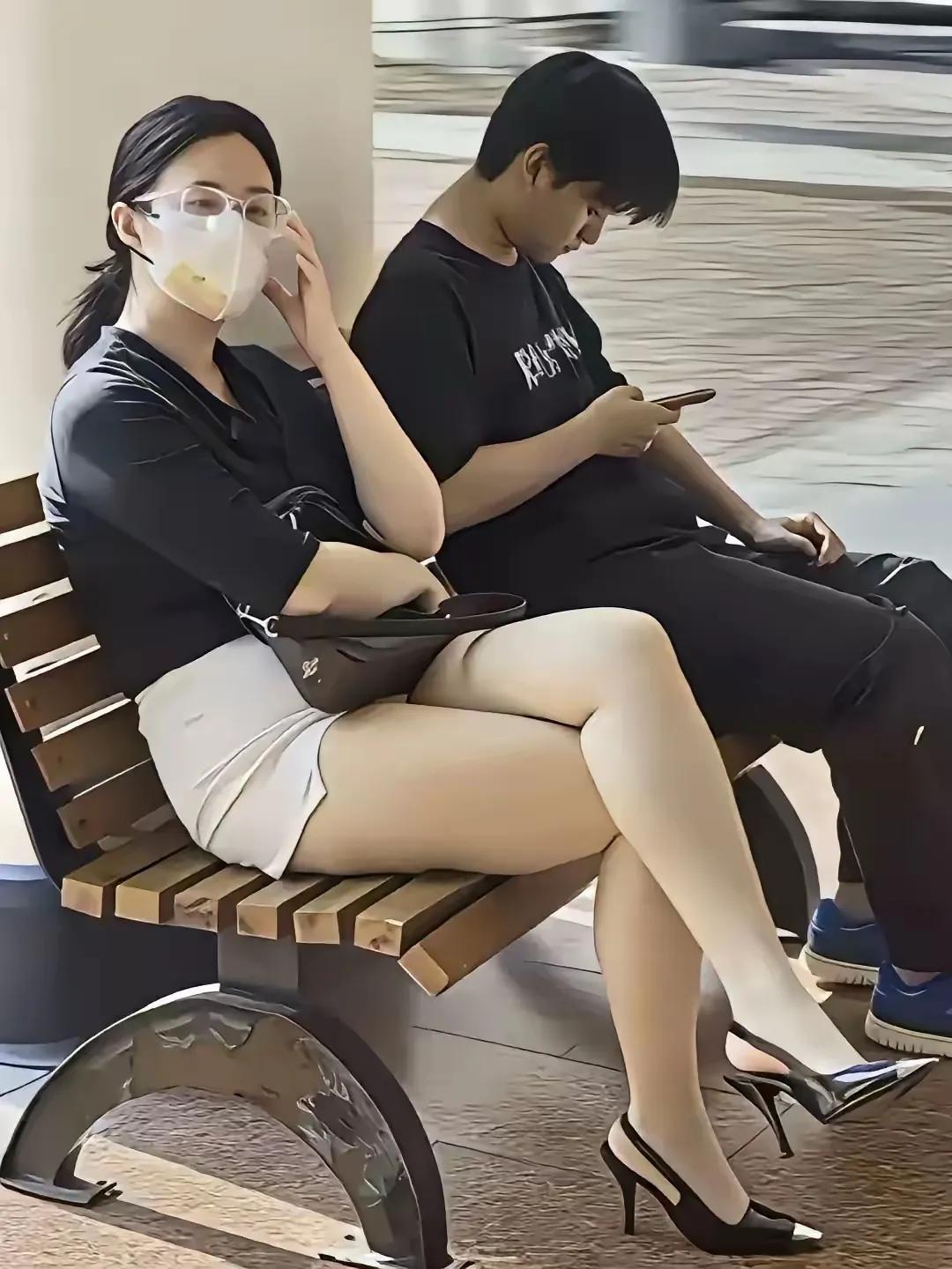 学生为什么成绩上不去？孩子心无旁骛看手机，家长视而不见…
娃沉迷手机 孩子不愿去