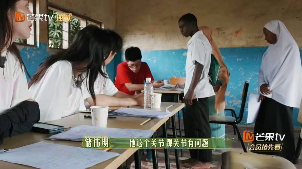 #荣梓杉偷偷给受伤非洲男孩塞钱# 看到受伤没穿鞋的非洲男孩，荣梓杉一直担心着，最