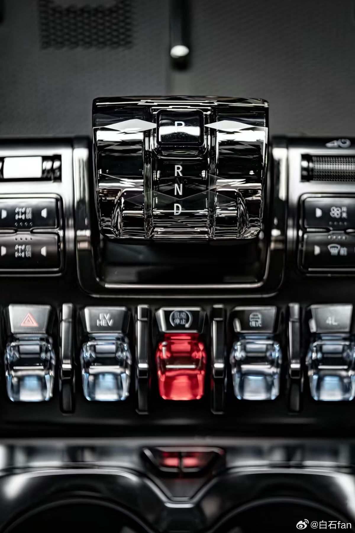 都在凸显硬核科技那你们觉得方程豹这个中控台设计如何？机械感满满！ 