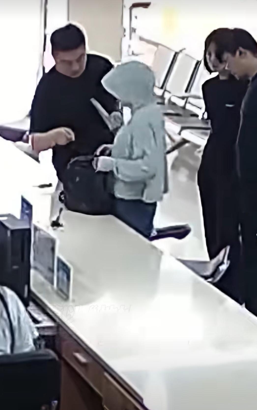 藐视法律、目无法纪、盲目自信、掩耳盗铃，那就是：自动送货上门、缴械投降、铛锒入狱