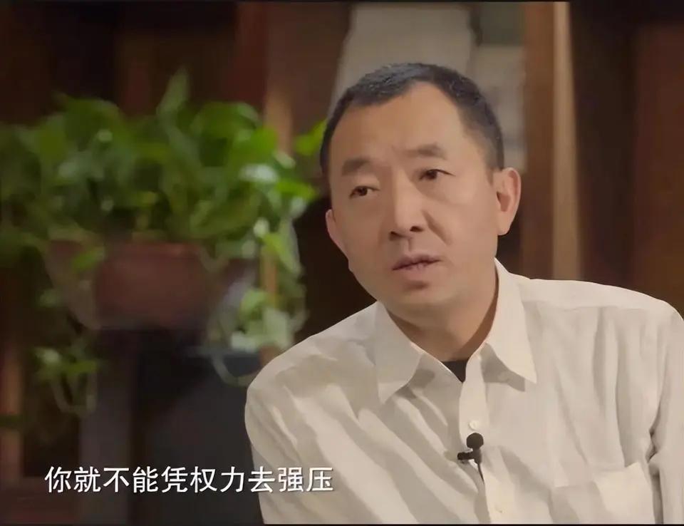 午夜，巴东山区的寒风拍打着县委宿舍的窗户。陈行甲盯着手机屏幕上那条匿名短信：“再