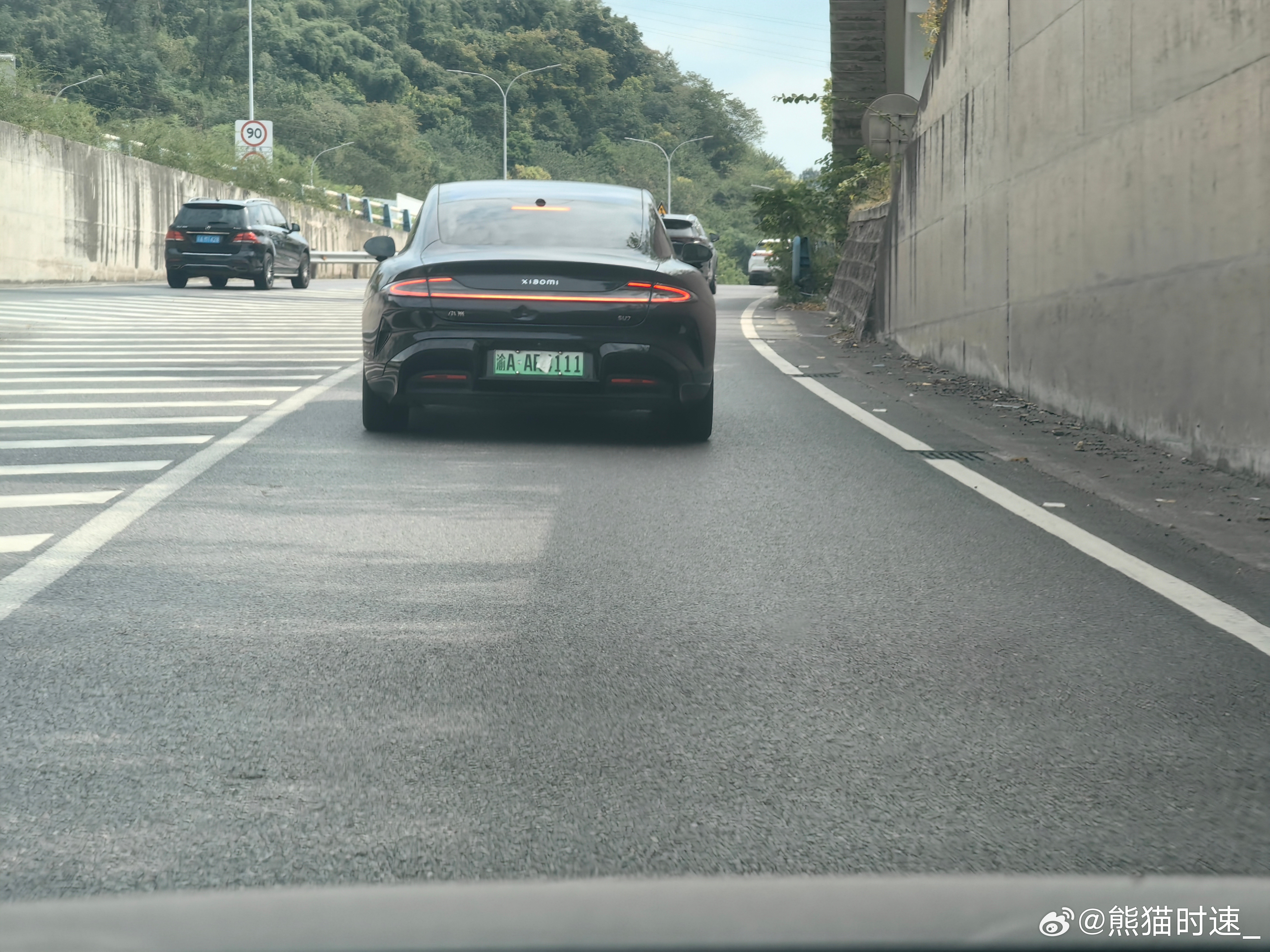 现在流行这样，还是被恶搞了？一个月内，碰到两次，一次Model Y，一次SU7小