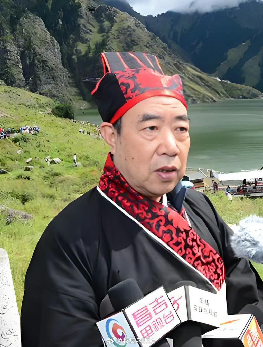 2015年，贾平凹以陕西作协主席的身份，在新疆天山天池祭祀西王母！