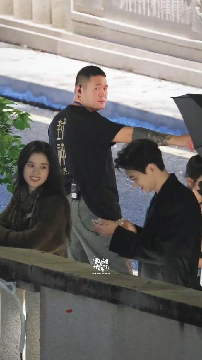 李现疯狂出片 李现专业程度不输资深站姐李现疯狂出片，李现专业程度不输资深站姐，咱