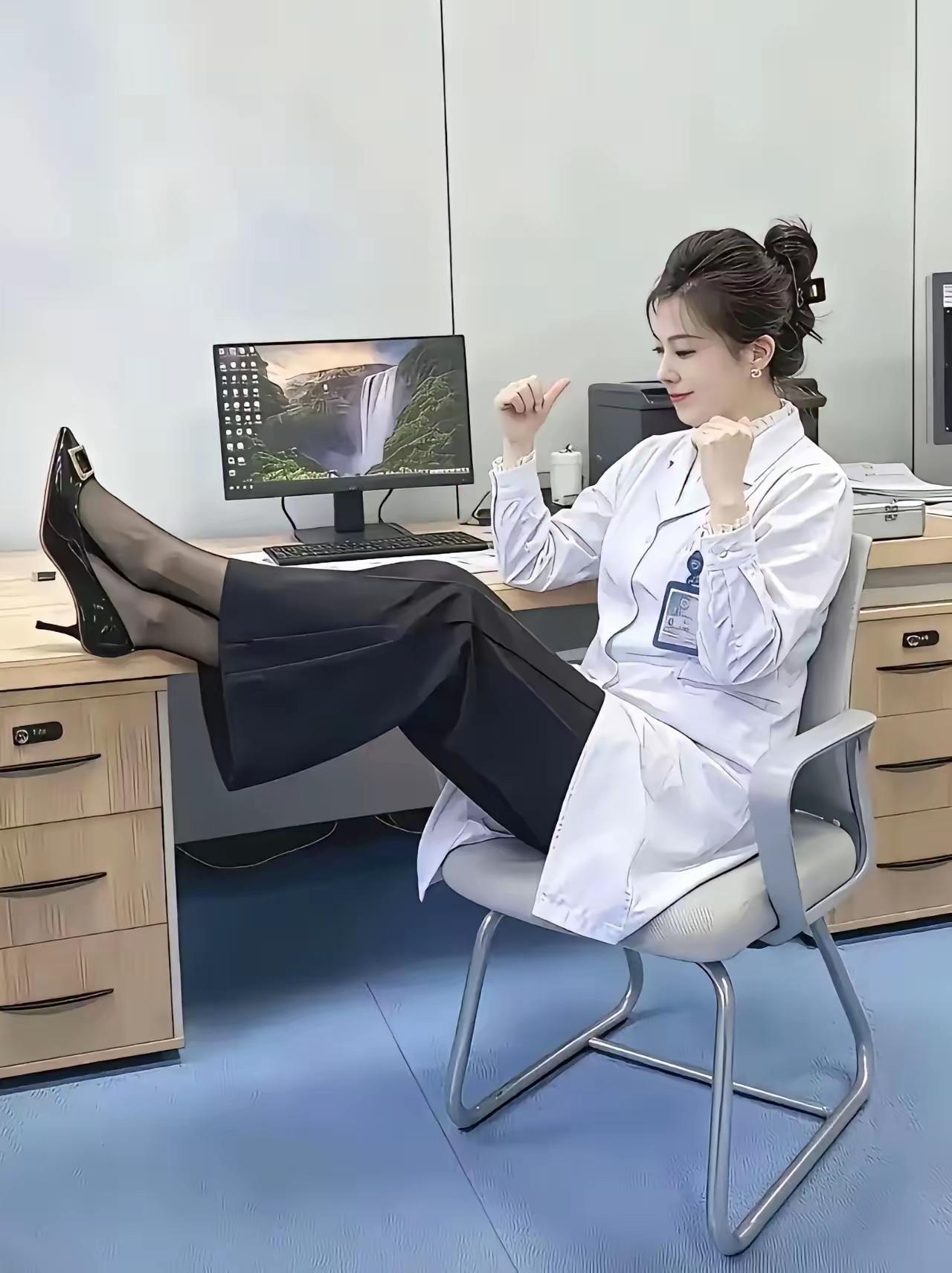 我们医院的第一美人
大家猜猜她在医院是什么职位？[捂脸]