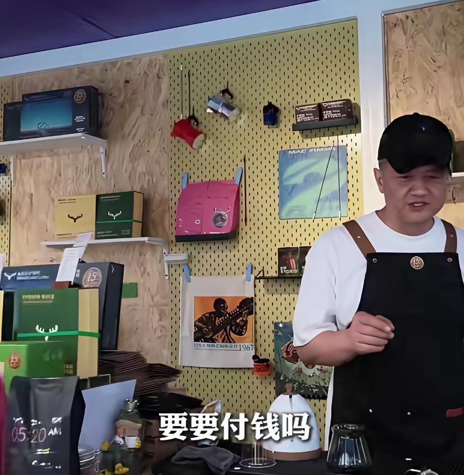李嫣和奶奶看云南看望爸爸李亚鹏，如今的李嫣出落得亭亭玉立，愈发漂亮！
镜头下的李