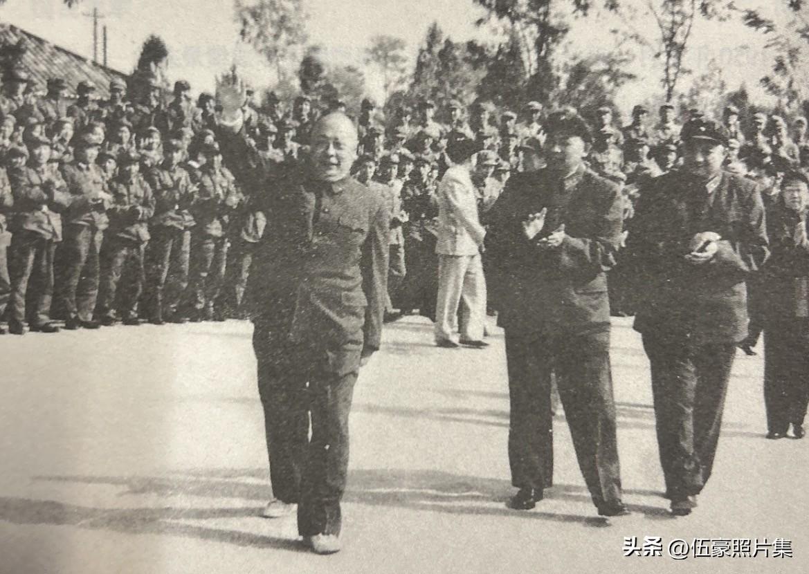 1963年，副总参谋长李天佑（前中）陪同陈毅元帅、张云逸大将接见部队的老照片。特