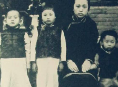 1892年，辽西大地主赵占元在大街上偶遇被围殴的张作霖。尽管被打年仅17岁的张作