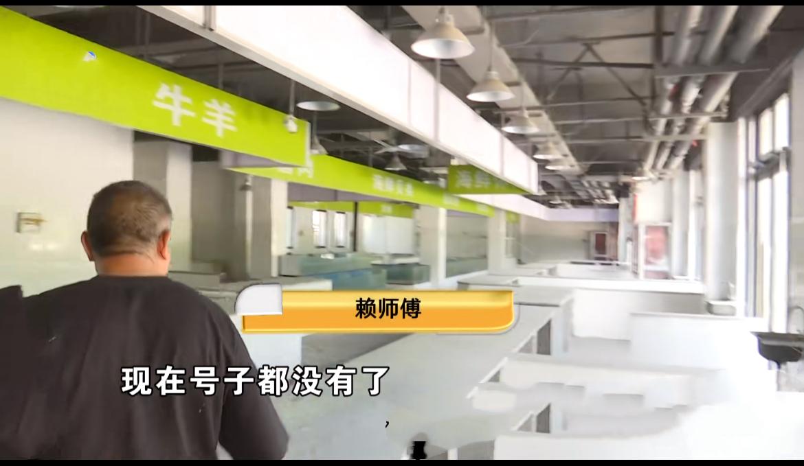 浙江杭州，菜市场摊主老老实实交了两年摊位费，生意刚起步，二房东拖欠费用、跑路失联