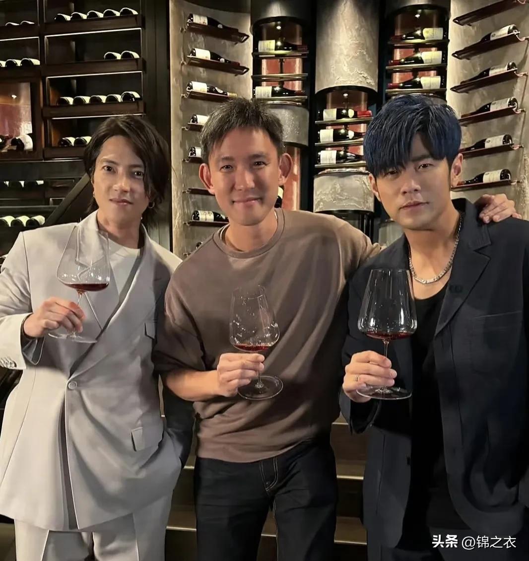 周杰伦现在为什么写不出来好歌了呢，因为他以前刚出道时憋着一股气的，想要出人头地。