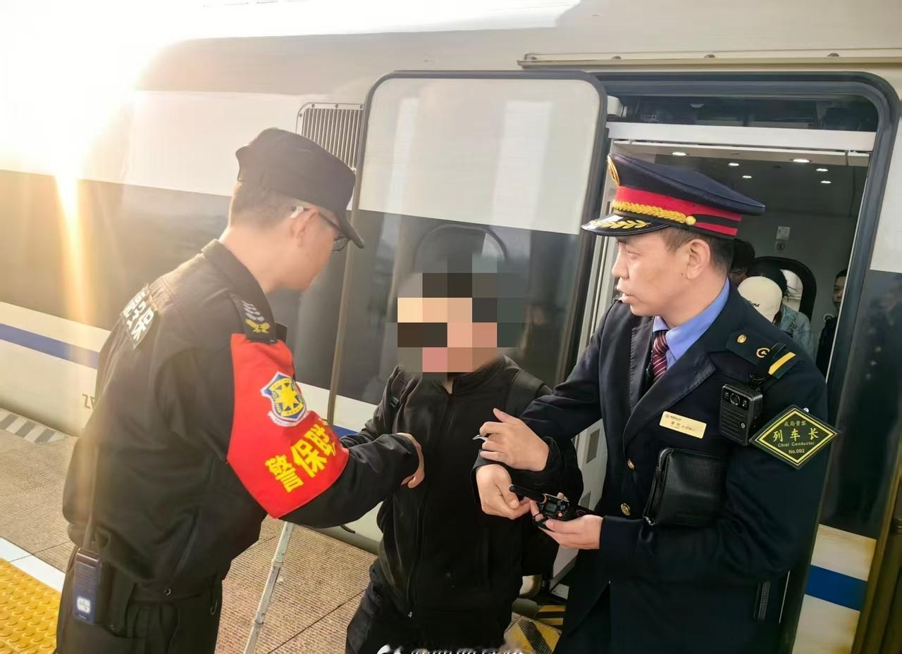 近日，宁海至兴义南G2332/3次列车，列车长在长沙南站巡视时看到一名盲人旅客乘