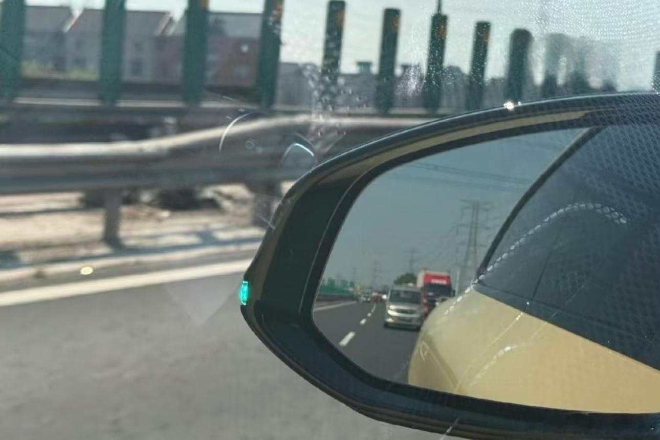 零跑 Lafa5 也有小蓝灯，上市交付节点和零跑端到端上桌时间差不多，而已经选择