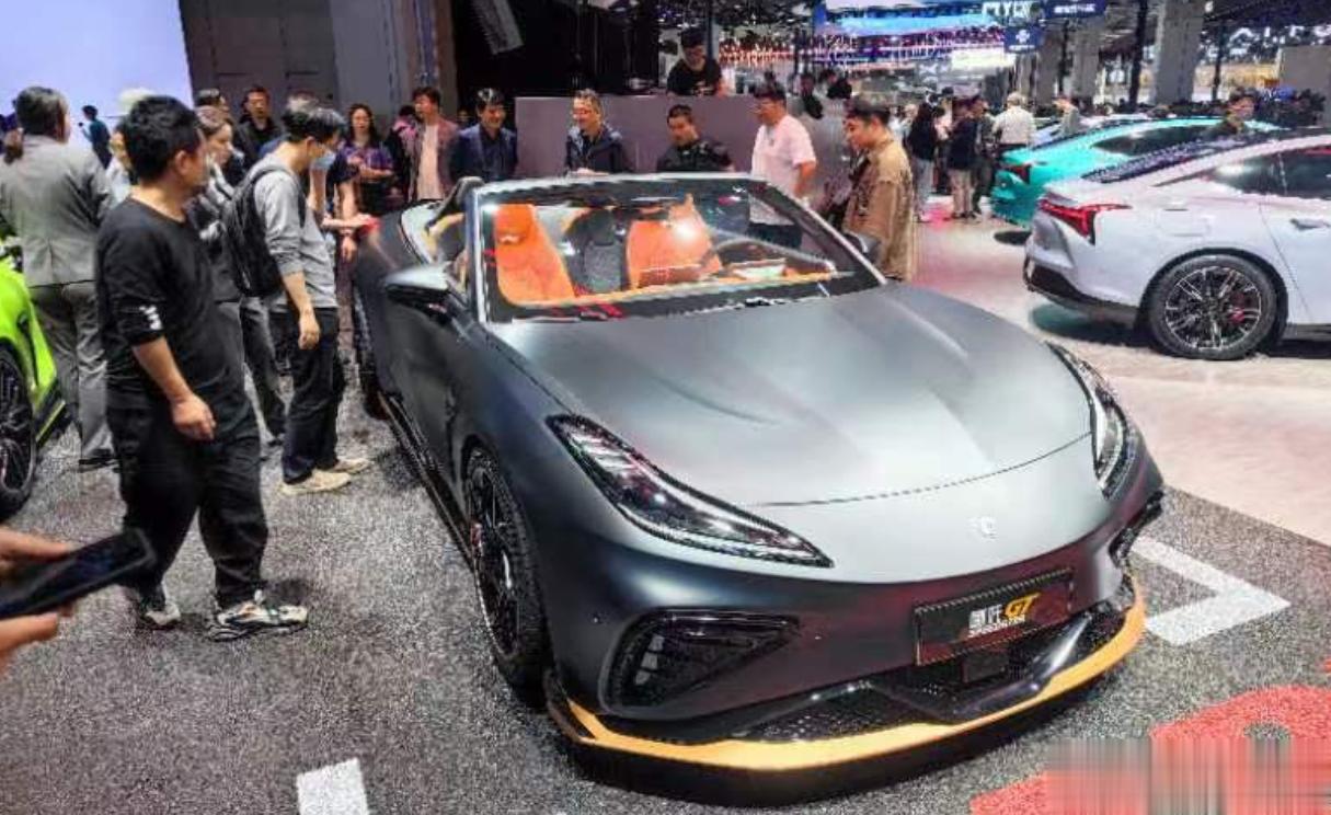哪吒GT SPEEDSTER正式亮相，新车基于哪吒GT打造，采用了敞篷设计。整体