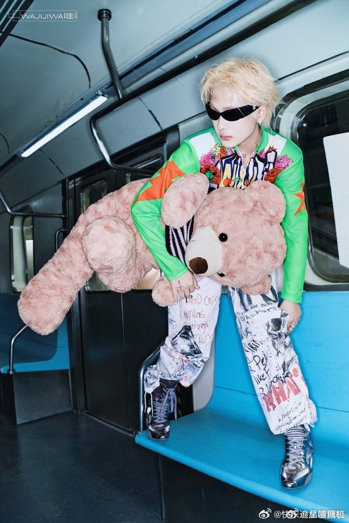 周震南吐了一屏幕 周震南新MV开头直接吐了一屏幕糖果，这个创意真的太绝了，满屏糖