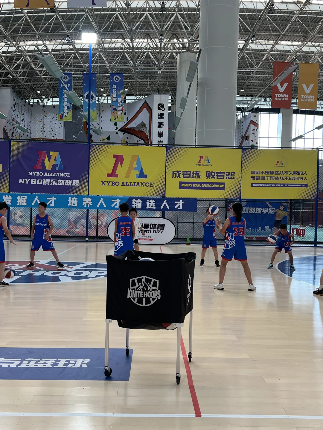 这个暑假！大朋友小朋友都来这儿打篮球⛹️