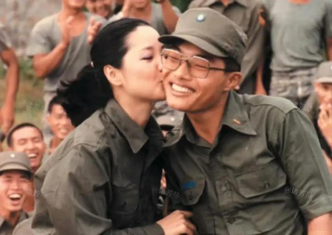 上世纪70年代，台湾，邓丽君在部队参加慰问演出时，罕见地亲吻了一名军人。据说此后