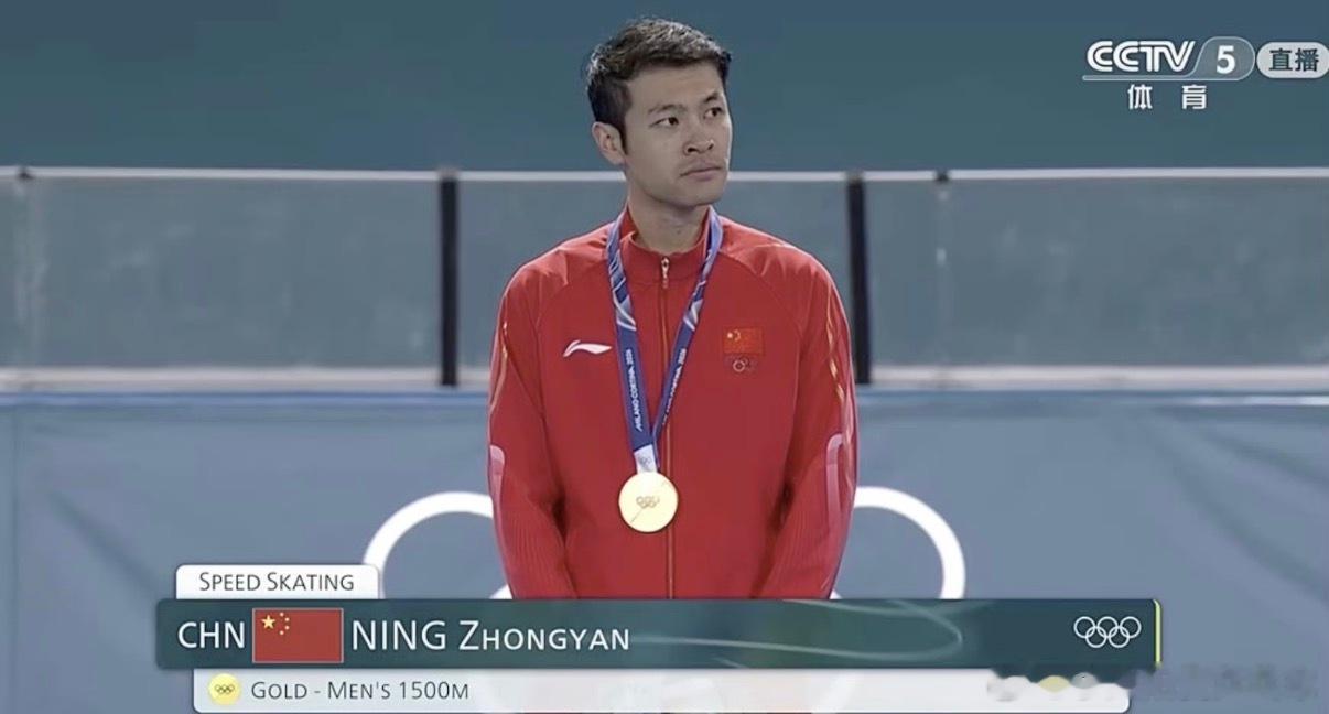 中国队米兰冬奥第3金1分41秒98，宁忠岩在米兰冰场上划破了欧美选手的长期垄断，