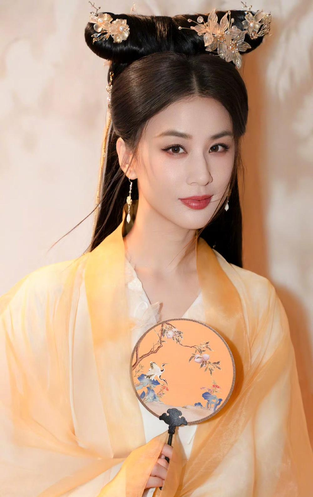 黄圣依和曾黎谁更美？
黄圣依：北京电影学院，
曾黎：中央戏剧学院。
曾黎说自己不