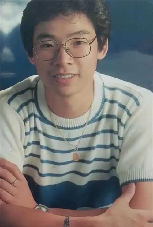 1982年，张明敏唱完《我的中国心》后，被香港乐坛除名，正当他心灰意冷准备回电子