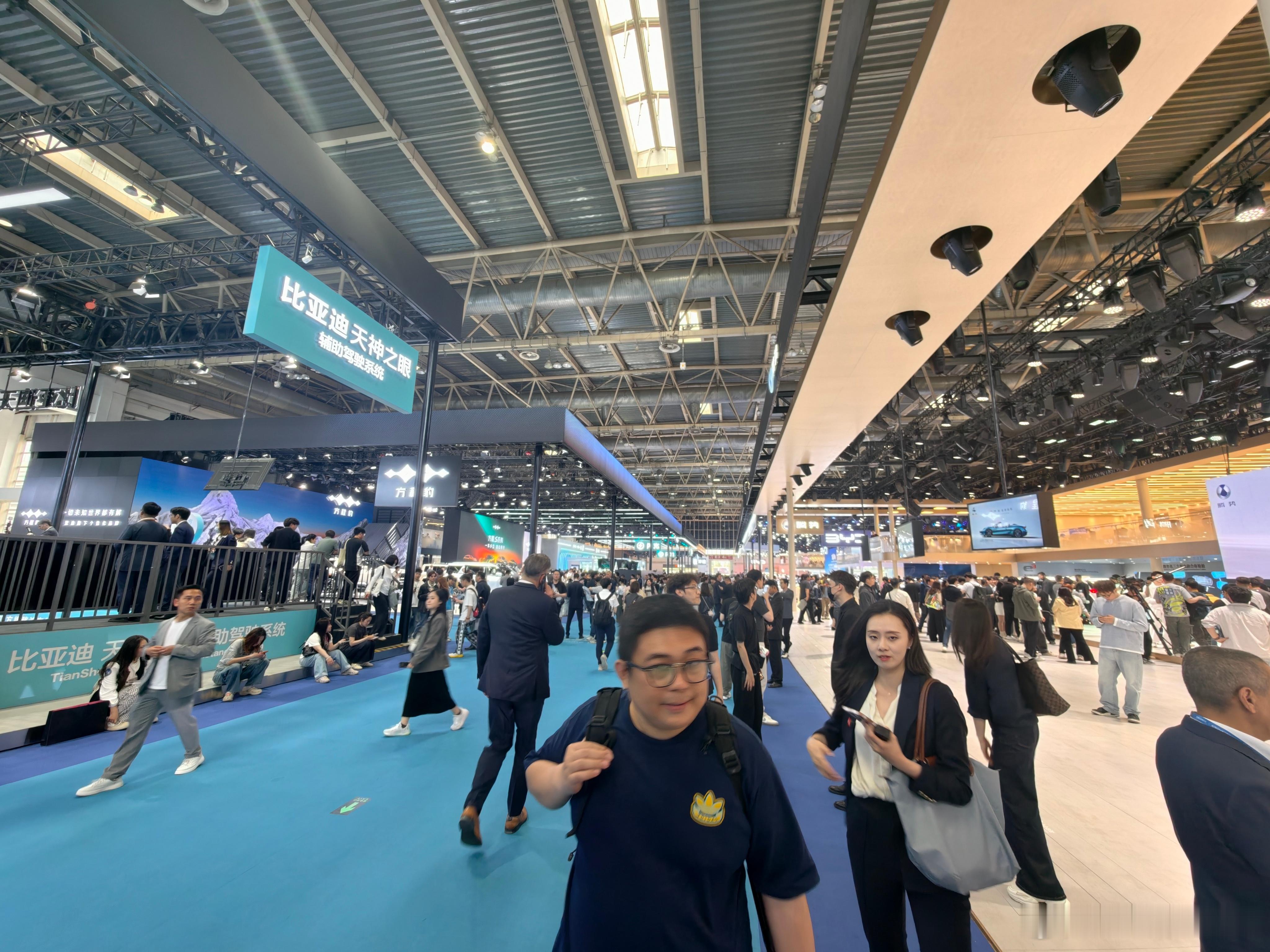 豪横的比亚迪不但包下了整个E3馆，为了更直观的体现“零下30度充电只多3分钟”，