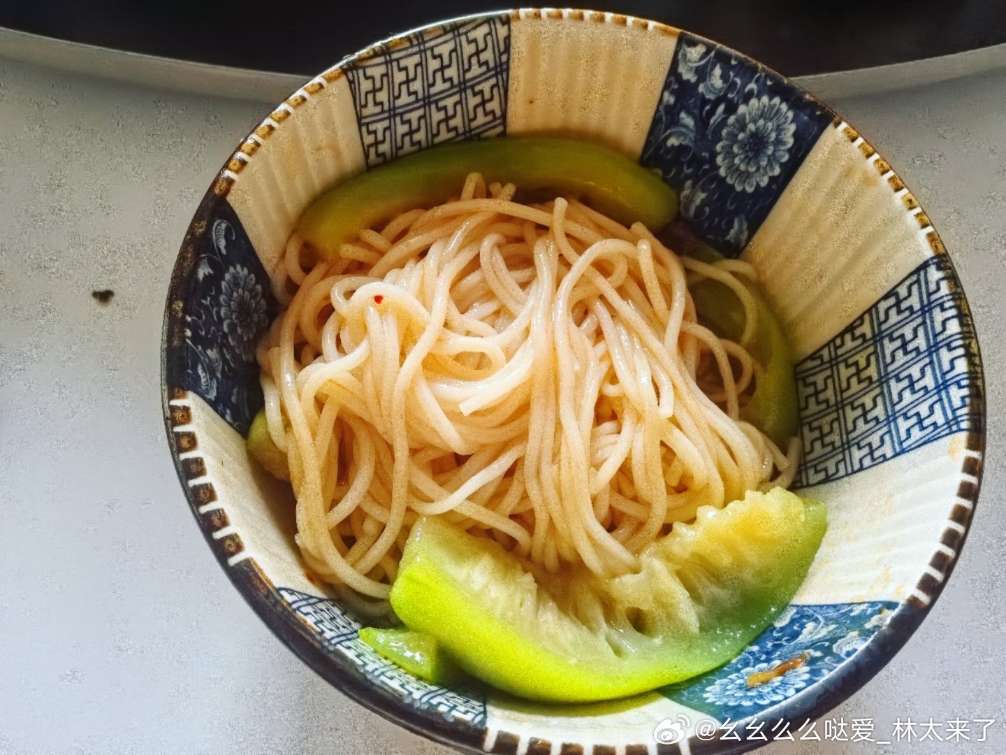 一旦忙起来，饮食总是颠倒。。。早上中午吃不下，晚上吃不够。。。 