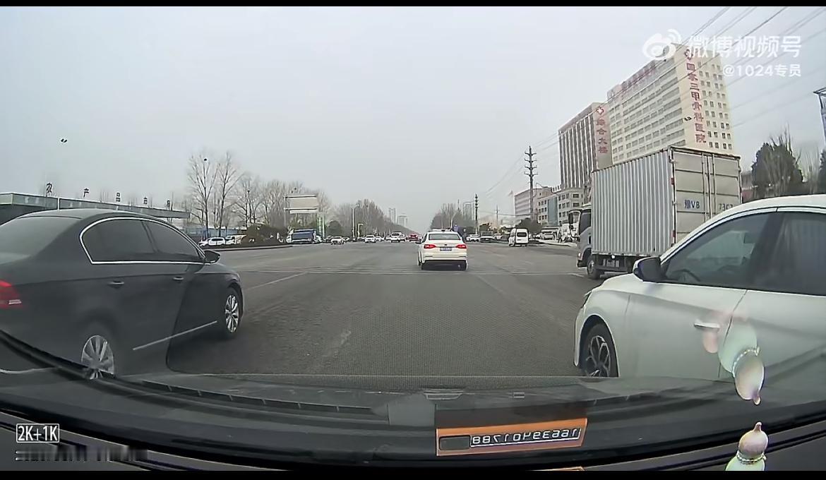 真的太气人了，这种不讲理还倒打一耙的人最让人无语。
明明是她强行变道全责，撞了车