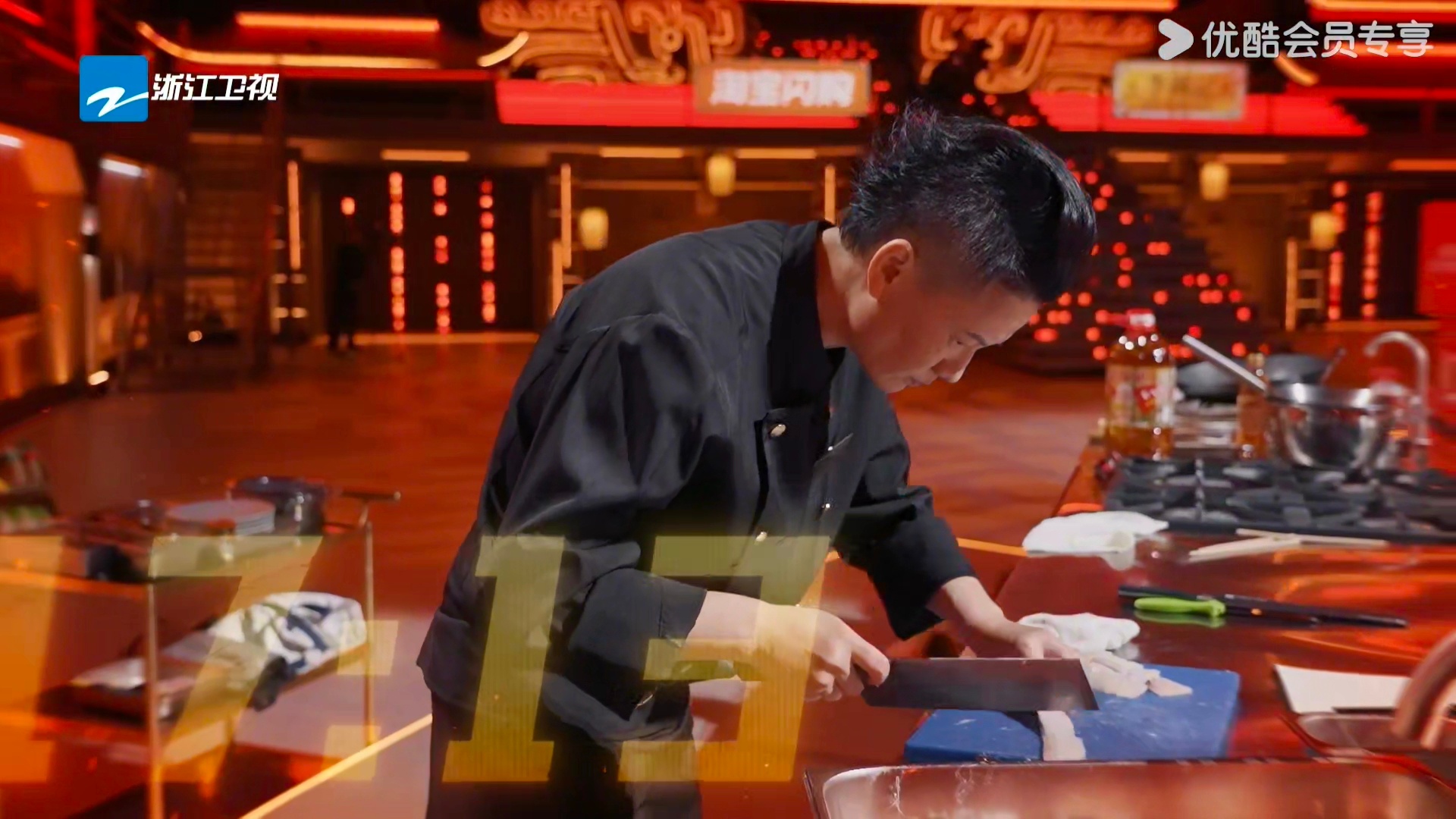 听说上海人吃带鱼都要剔骨，本帮菜非遗传承人秦卓男就做到了极致。十五分钟完成去骨操