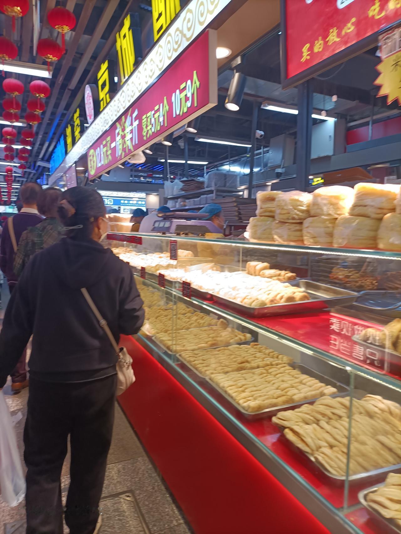 昨天走步到大东副食，看到那里人真是很多，就像过年了采购一样挤挤檫檫呀，还有很多地