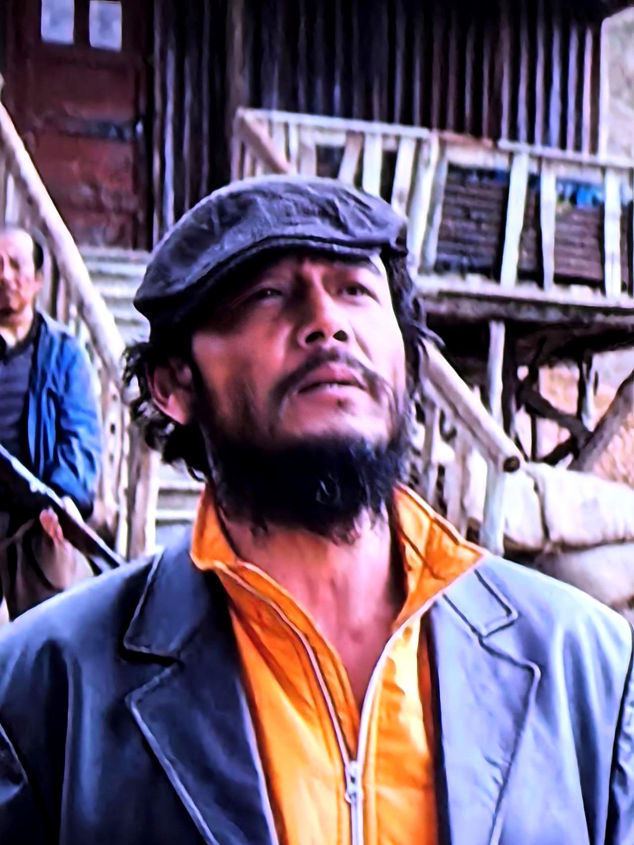 弹幕刷满对不起，这狠人竟是杨烁。
 
第23集，枪战封神。老贺身中数枪，最后被一