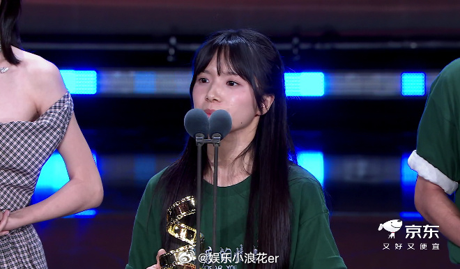 李思潼踮脚发言 好可爱！！！ 