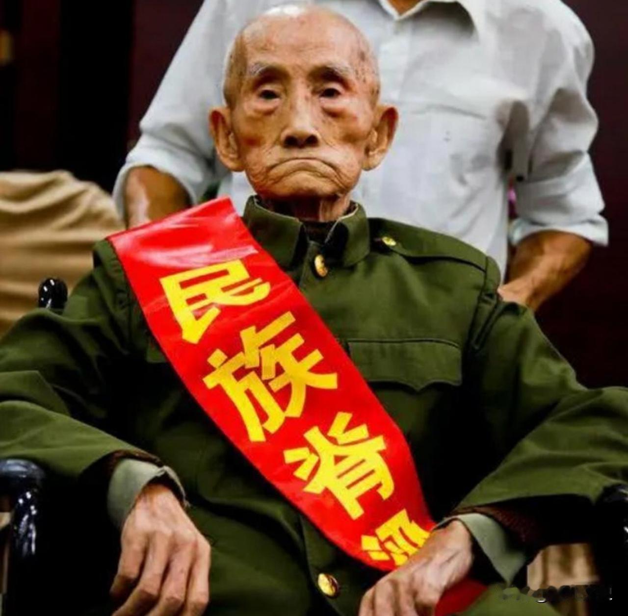 聂鼎权是一位铁骨铮铮、令人肃然起敬的抗战老英雄。在烽火连天的抗日战争岁月里，他率