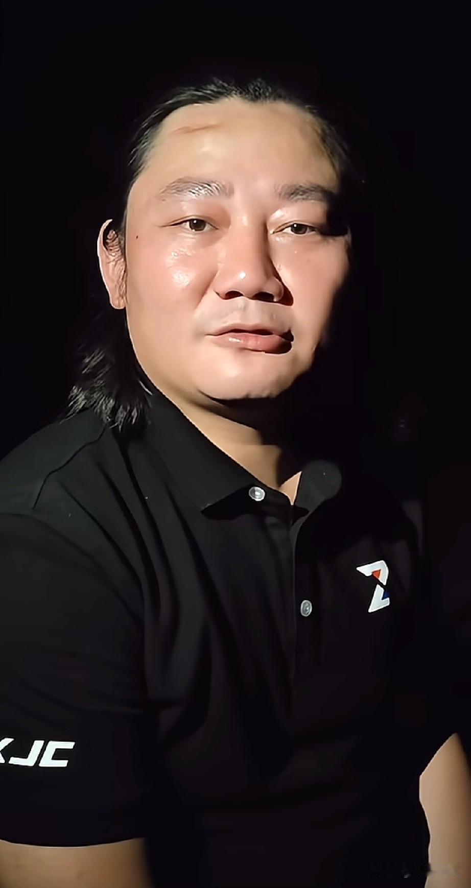 张雪发了一个新视频，感觉这应该是以前录制的，因为视频中的他留着长头发，和现在的发